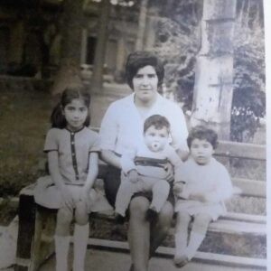 Mamá con tres hijos