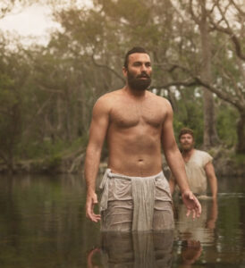 En las escena del Bautismo de Jesús